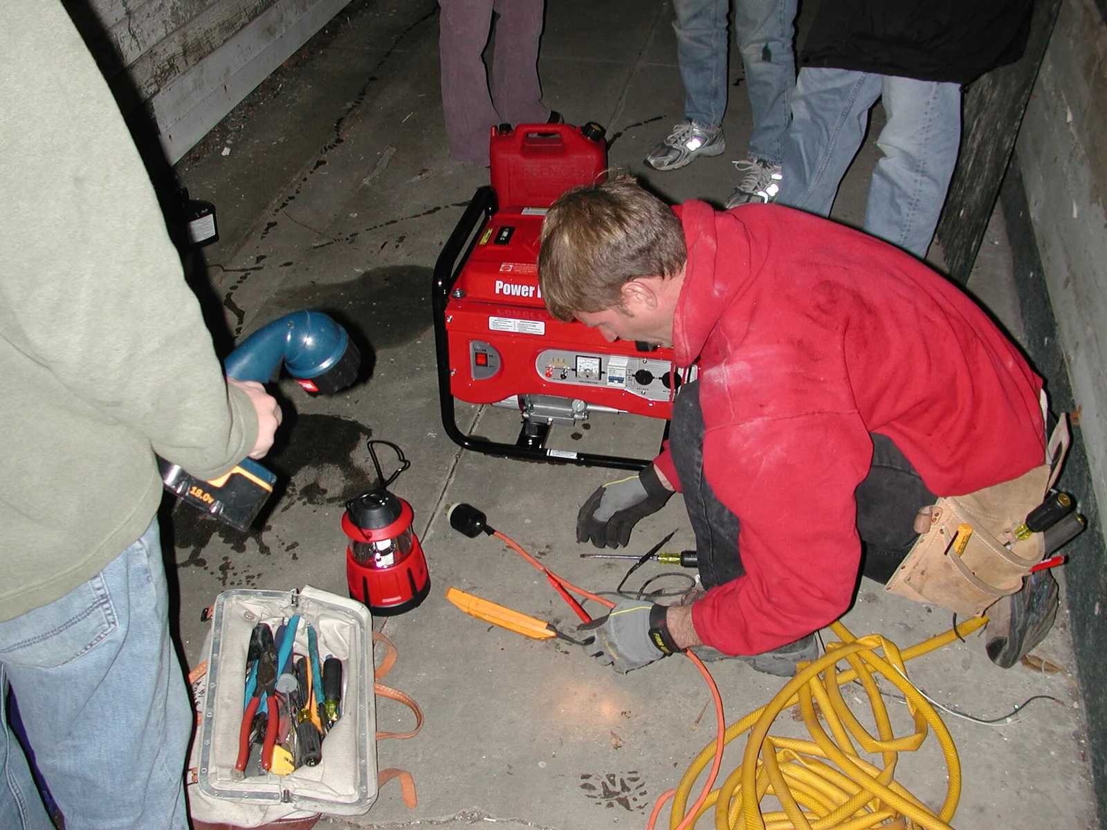 Électricien intervenant sur un raccordement électrique.